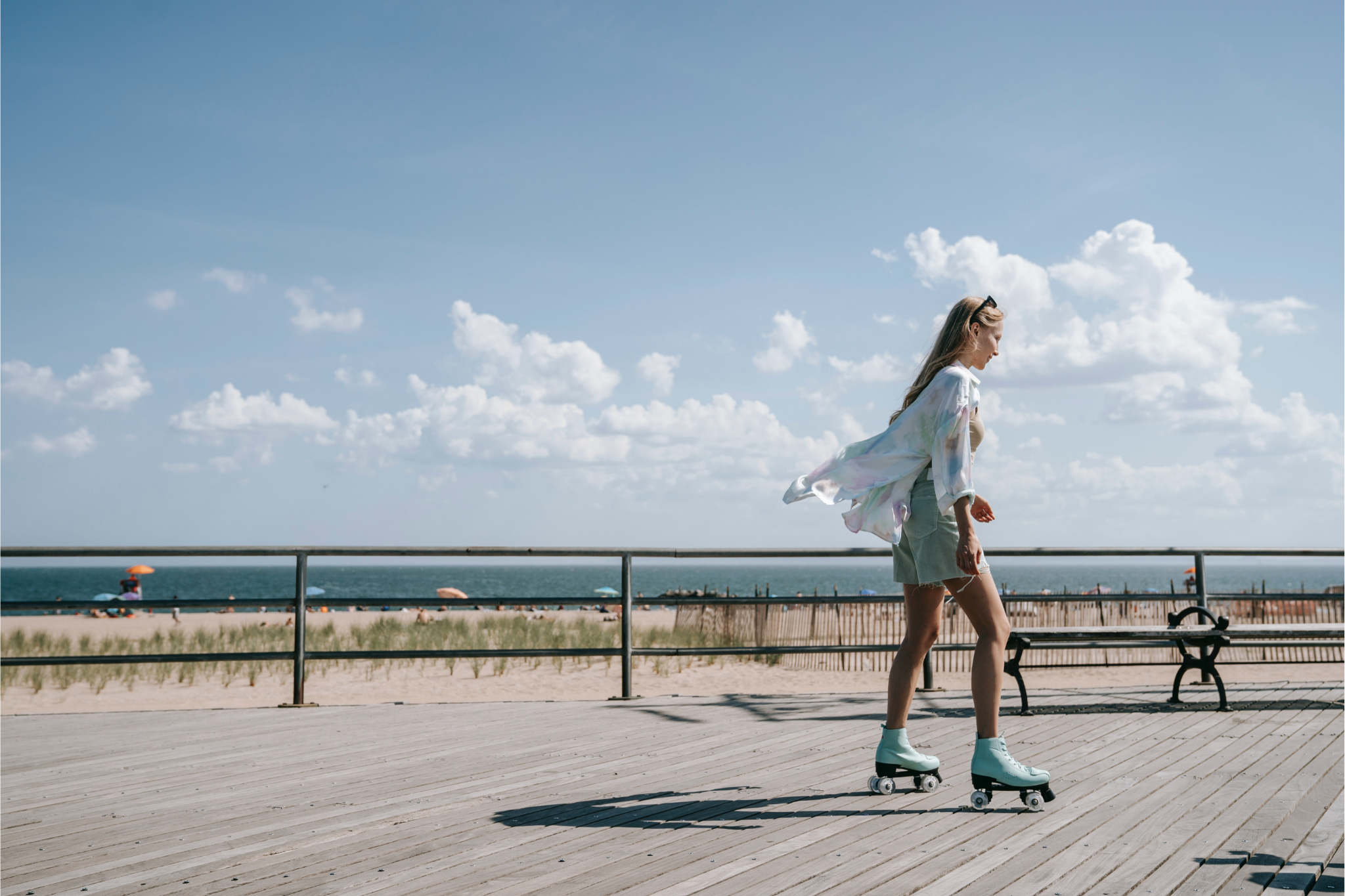 Frau fährt Inlineskates an Strandpromenade